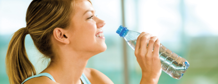5 kroków, które pomogą polubić picie wody
