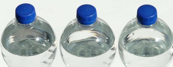 Szklana czy plastikowa – do jakiej butelki przelać filtrowaną wodę?