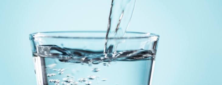 Nowy rok, nowy dobry nawyk – jak regularnie pić wodę?
