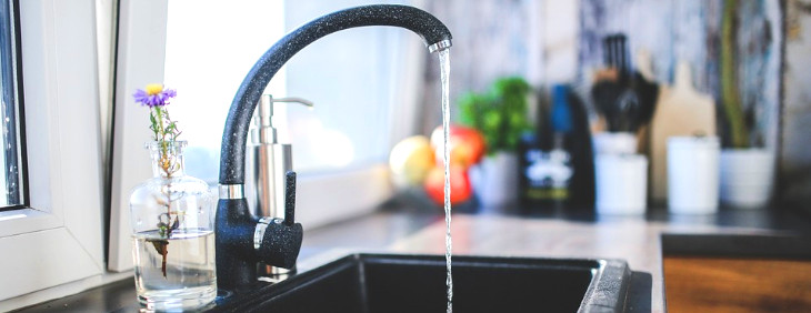 Woda z kranu – jak poprawić jej smak?