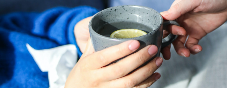 Picie wody podczas przeziębienia – na co wpływa?