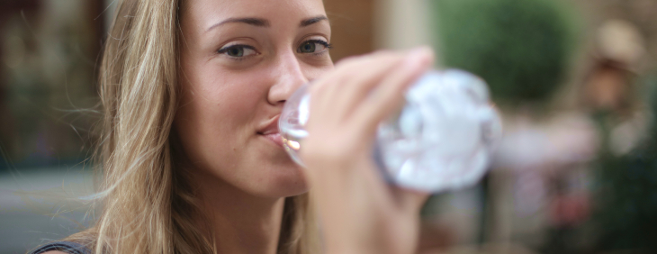 5 powodów, dla których warto zrezygnować z wody butelkowanej