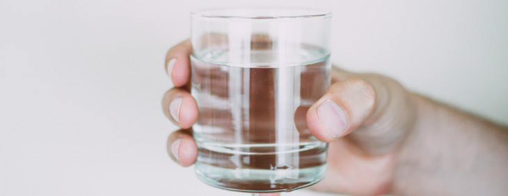 Woda alkaliczna – jakie ma zalety dla zdrowia?